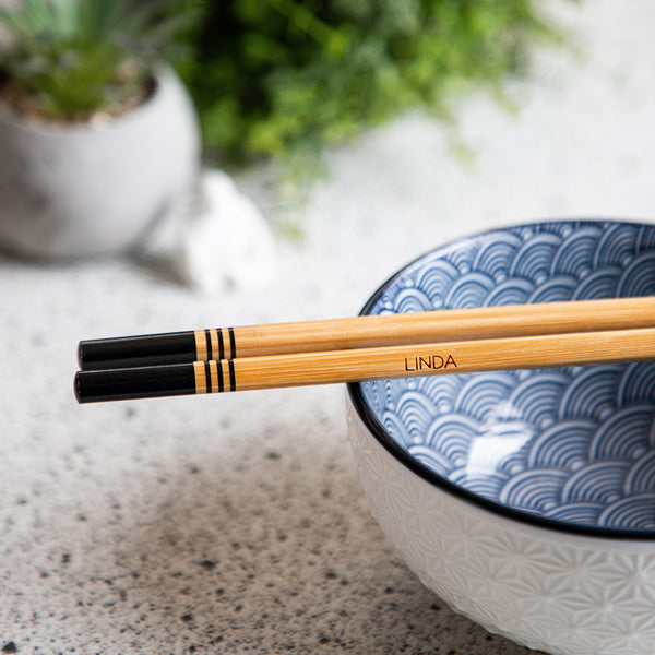 TOOL: personalisierbare Essstäbchen aus umweltfreundlichem Bambus mit DEINEM TEXT; perfekt als Geschenk für Sushi-Liebhaber und Stäbchenesser