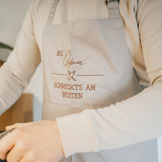 Bestickte Latzschürze "Bei Mama/Papa/Oma/Opa schmeckts am Besten"