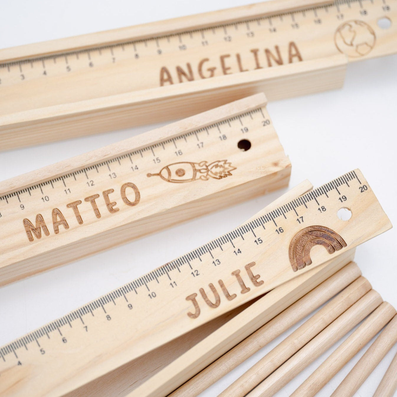 Stiftboxen aus Holz mit Buntstiften und Lineal als Deckel mit Wunschname und Wunschmotiv