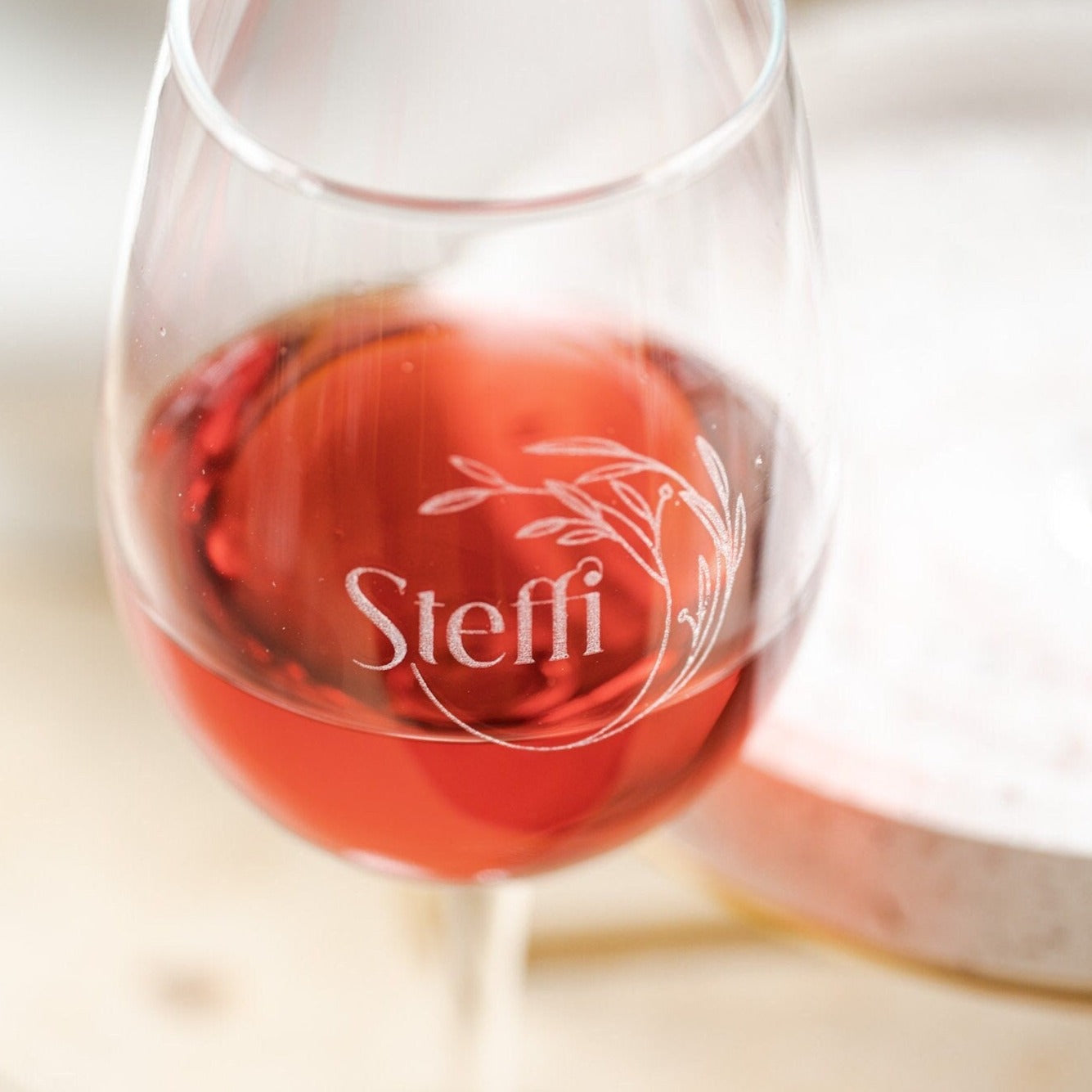 TOOL: Personalisierbares Weinglas mit Gravur zum Jubiläum mit Wunschname und Wunschzahl
